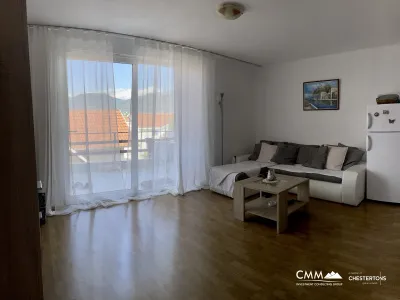 Panoramik deniz manzaralı üç katlı şehir evi