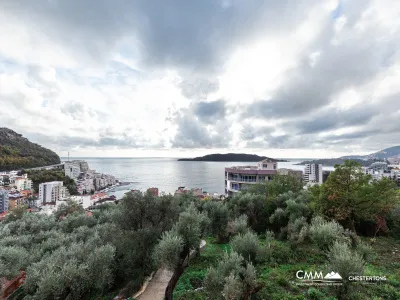 Reževići’de denize sıfır konumda bulunan 450 m²’lik özel bir arsa