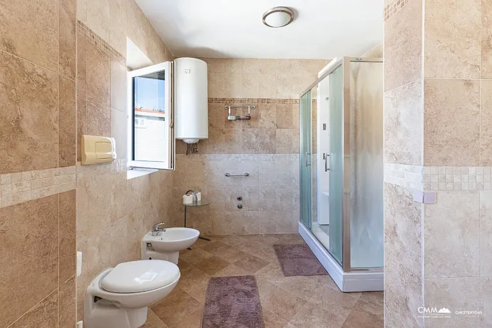 Sveti Stefan'da deniz manzaralı geniş dubleks daire