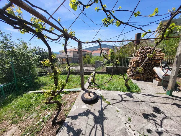 Budva'da panoramik deniz ve şehir manzaralı ev