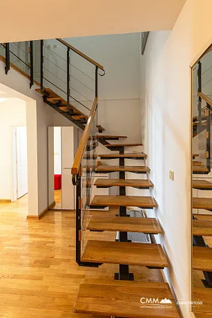 Sveti Stefan'da deniz manzaralı geniş dubleks daire