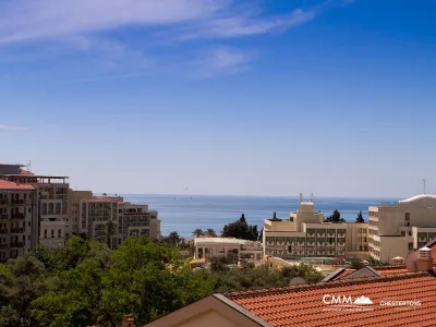 Becici'de iki yatak odalı ve deniz manzaralı daire