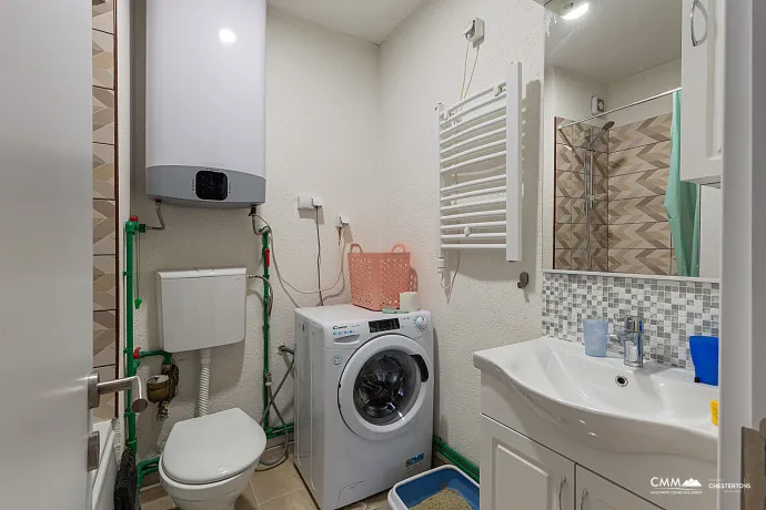 Budva’da 60 m², iki odalı daire, plaja yakın mükemmel konum