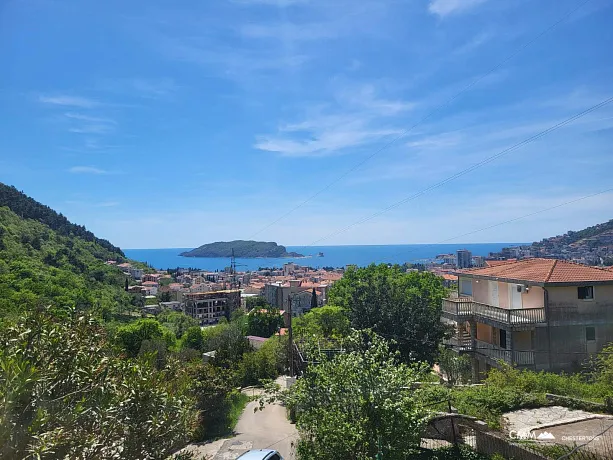 Budva'da panoramik deniz ve şehir manzaralı ev