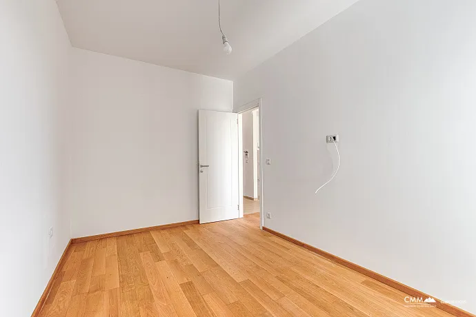 Bečići’de garajlı tek yatak odalı daire