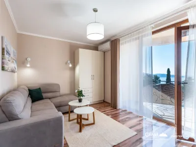 Susanj'da güzel deniz manzaralı modern villa