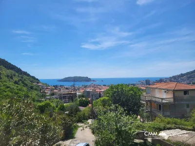 Budva'da panoramik deniz ve şehir manzaralı ev