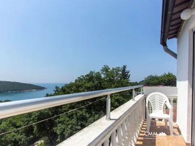 Kruce'de deniz manzaralı üç katlı ev