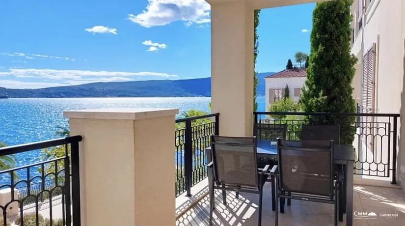 Deniz manzaralı lüks bir sitede daireler