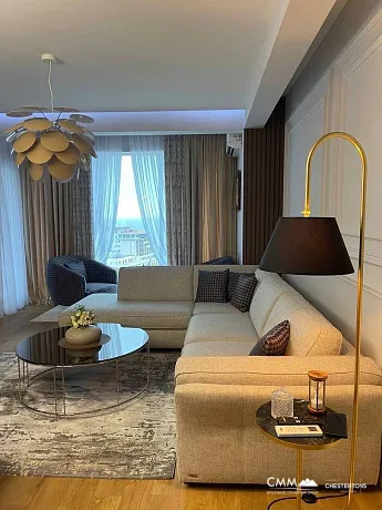 Bečići’de deniz manzaralı 3 yatak odalı daire — yeni bina, garaj dahil