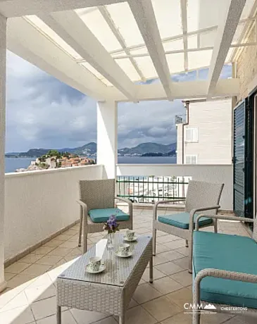 Sveti Stefan'da deniz manzaralı geniş dubleks daire