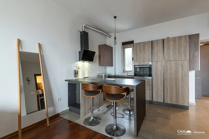 Tivat, Mažina Bölgesinde Deniz Manzaralı Geniş Daire