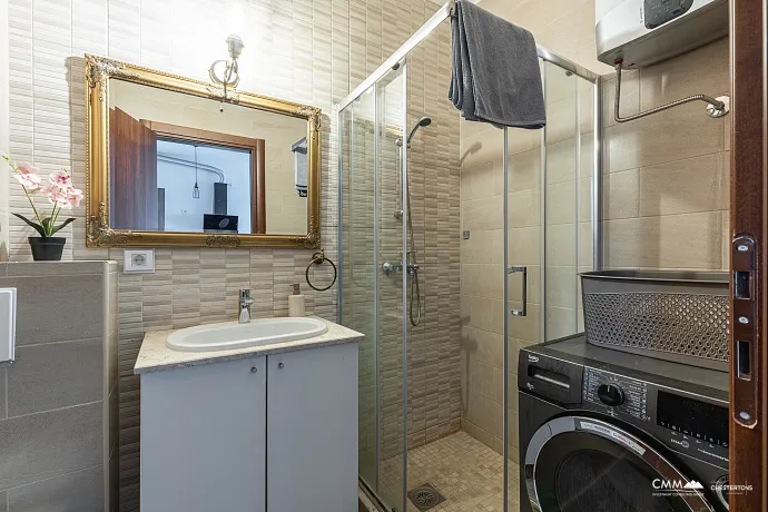 Tivat, Mažina Bölgesinde Deniz Manzaralı Geniş Daire