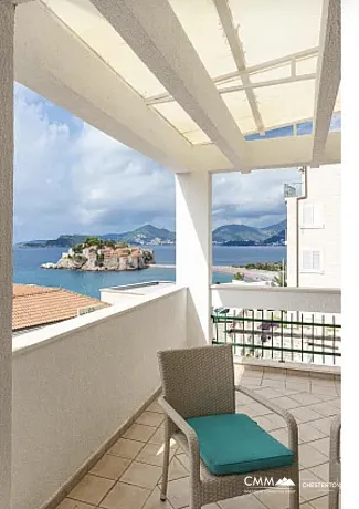 Sveti Stefan'da deniz manzaralı geniş dubleks daire