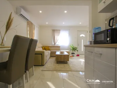 Dobra Voda'da denize yakın satılık iki katlı ev