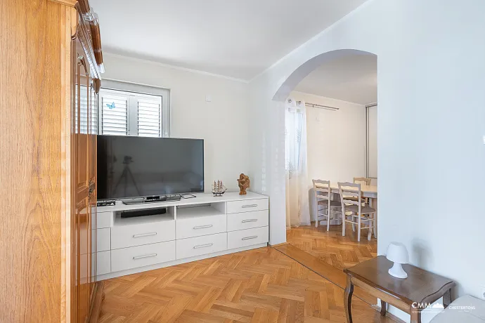 Sveti Stefan'da Deniz Manzaralı Satılık Daire – 77 m²