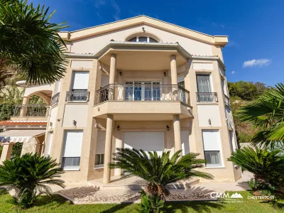 Panoramik deniz manzaralı lüks bir villada zarafet ve huzur.