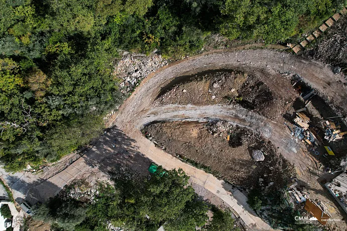 Reževići’de denize sıfır konumda bulunan 450 m²’lik özel bir arsa