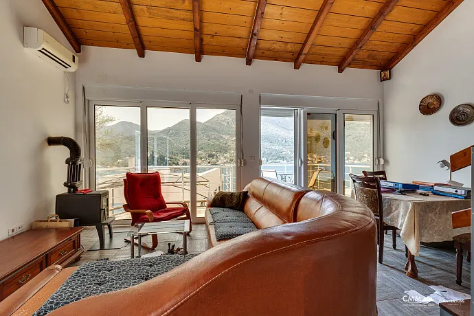 Tivat'ta panoramik deniz manzaralı villa