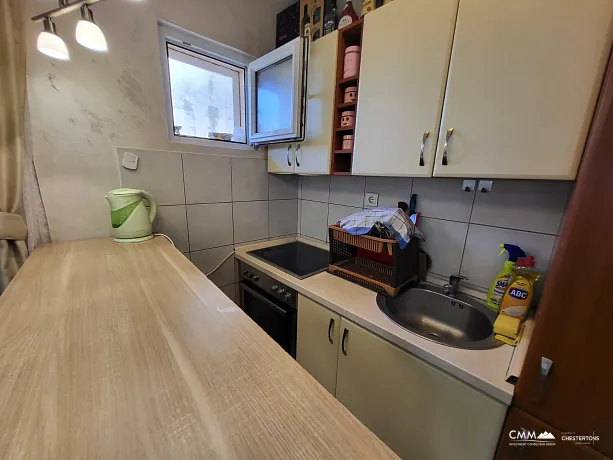 Budva'da sakin bir konumda geniş teraslı daire