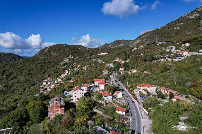 Deniz Manzaralı ve Kendi Su Kaynağı Olan İmarli Arsa – Lapčići, 1.000 m²