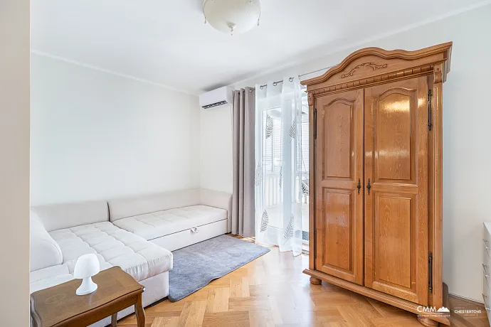 Sveti Stefan'da Deniz Manzaralı Satılık Daire – 77 m²