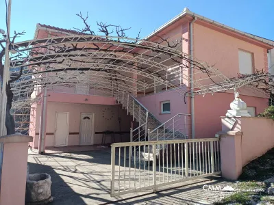 Misici'de 6 yatak odalı iki katlı ev