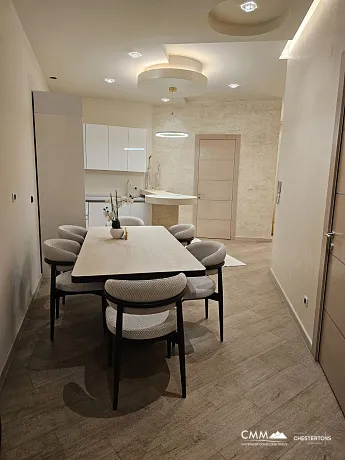 Budva'da iki yatak odalı daire, 112 m²