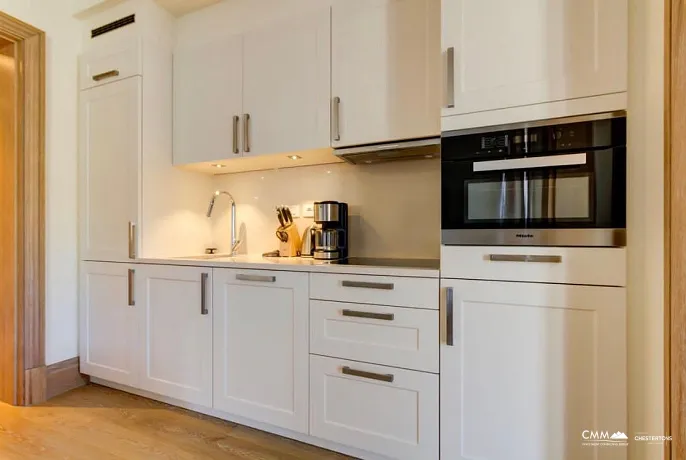 Deniz manzaralı lüks bir sitede daireler