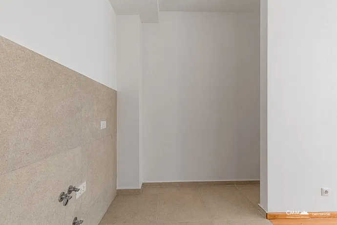 Bečići’de garajlı tek yatak odalı daire