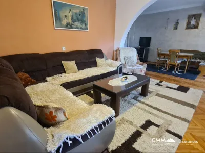 Sutomore'de 8 yatak odalı ev