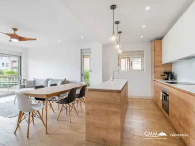 Satılık: Deniz Manzaralı, 40 m² Teraslı, Üç Yatak Odalı Geniş Daire