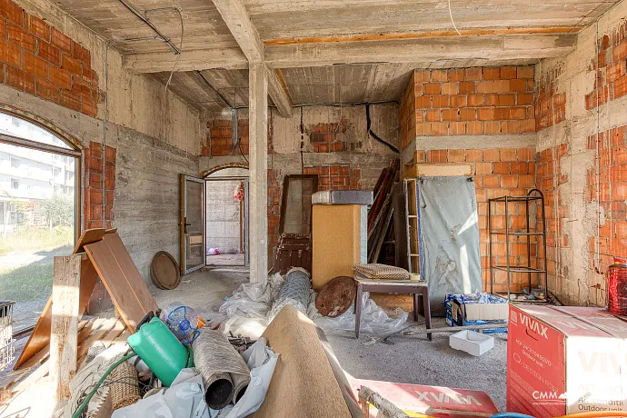 Podgorica merkezinde, 652 m² arazi üzerinde tamamlanmakta olan ofis ve ticaret merkezi.