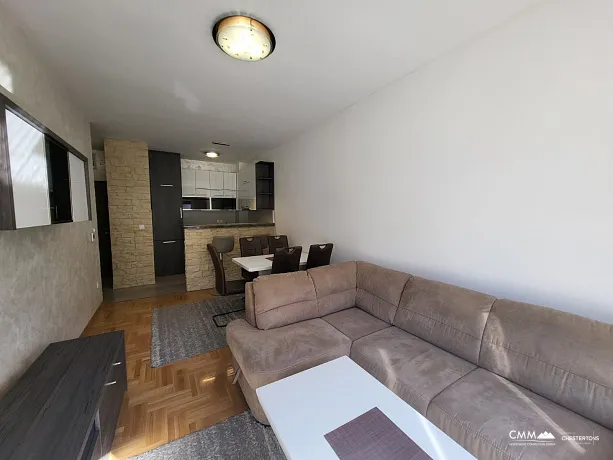 Budva'nın merkezinde geniş teraslı daire
