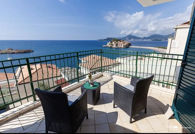 Sveti Stefan'da deniz manzaralı geniş dubleks daire