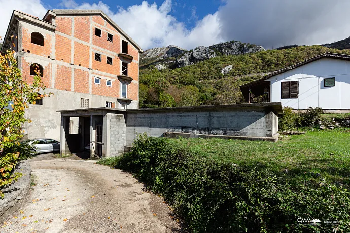 Deniz Manzaralı ve Kendi Su Kaynağı Olan İmarli Arsa – Lapčići, 1.000 m²