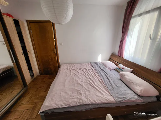 Budva'da sakin bir konumda geniş teraslı daire