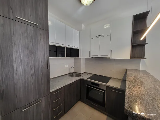 Budva'nın merkezinde geniş teraslı daire