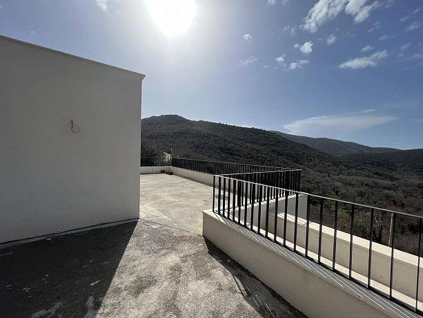 Buljarica'da panoramik deniz manzaralı yeni villa