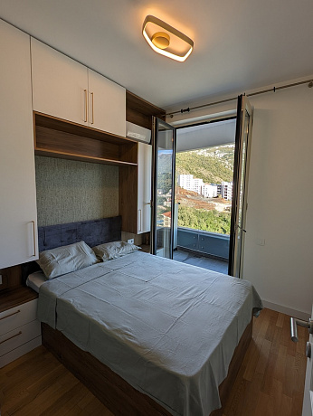 Becici'de iki yatak odalı ve deniz manzaralı daire