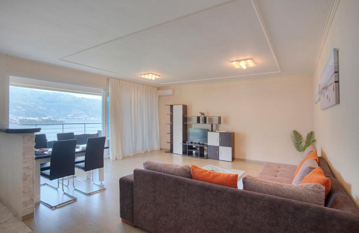 Budva'da deniz manzaralı geniş tek yatak odalı daire