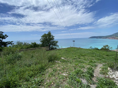 Adriyatik Denizi'nin panoramik manzarasına sahip satılık çitle çevrili bir arsa