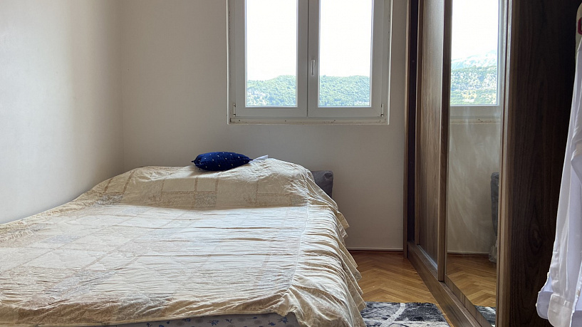 Budva'da iki yatak odalı ve deniz manzaralı daire