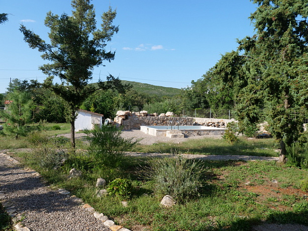 Zagora'da havuzlu geniş bir arsa üzerinde satılık evler