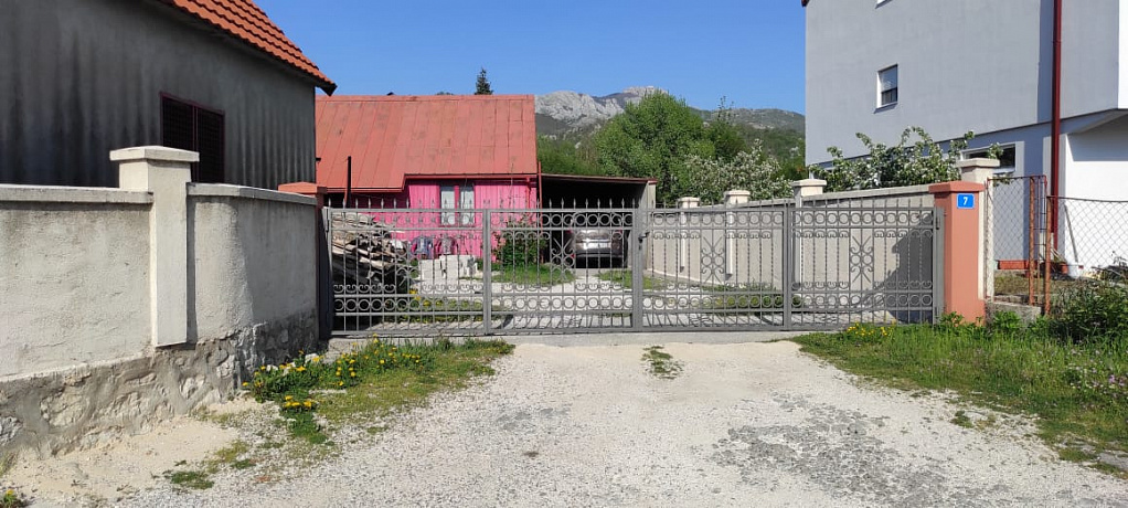 Cetinje'de iki evden oluşan satılık mülk