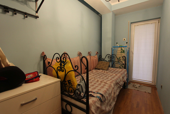 Budva'da geniş teraslı iki yatak odalı daire