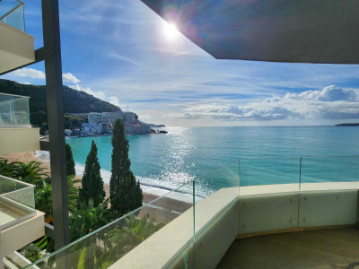 Rafailovici'de panoramik deniz manzaralı satılık aydınlık bir daire