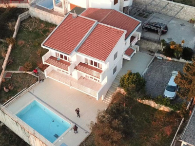 Panoramik deniz manzaralı iki katlı ev
