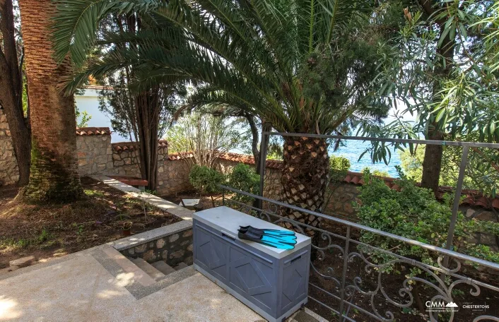 Denize kendi erişimi olan üç katlı villa