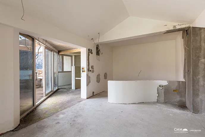 Kotor Körfezi manzaralı üç katlı ev
